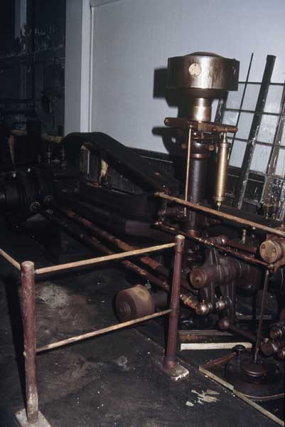 Machine à vapeur à piston : tringlerie et régulateur.