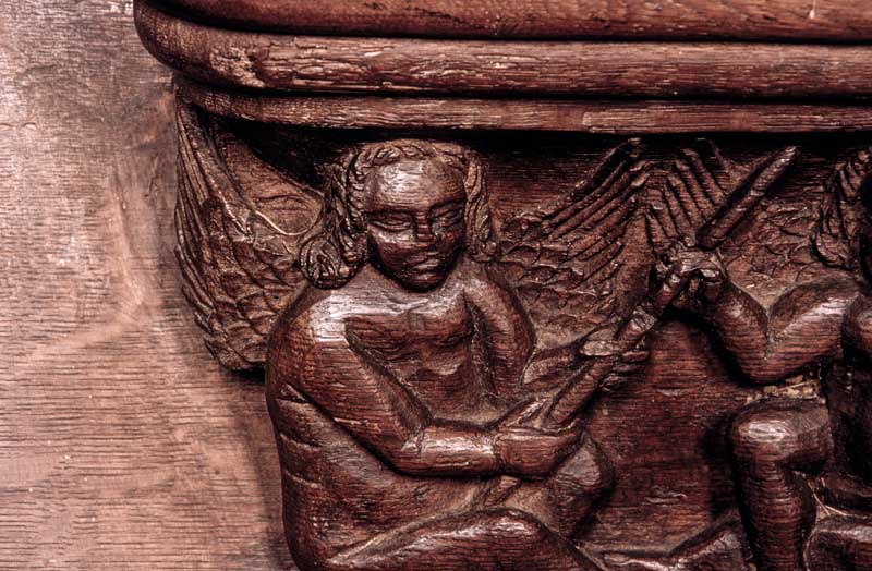 Miséricorde 10 : un ange jouant de la flûte, détail.
