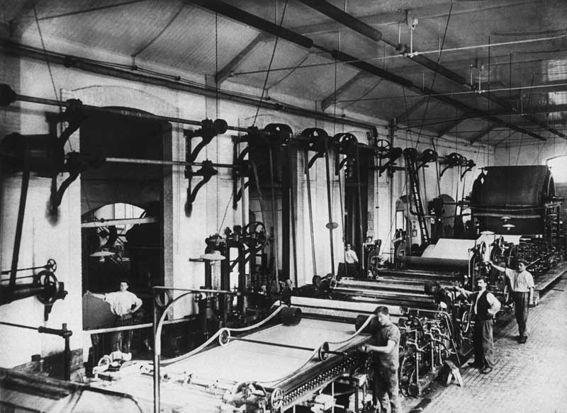 Vue intérieure d'un atelier, détail : machine à papier.- Photographie ancienne. (Collection particulière).