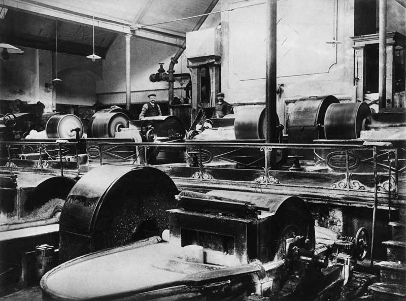 Salle des piles et machines de mise en mouvement.- Photographie ancienne. (Collection particulière).