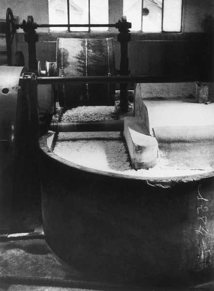 Pâte broyée pendant 12 heures dans une pile raffineuse.- Photographie ancienne. (Collection particulière).