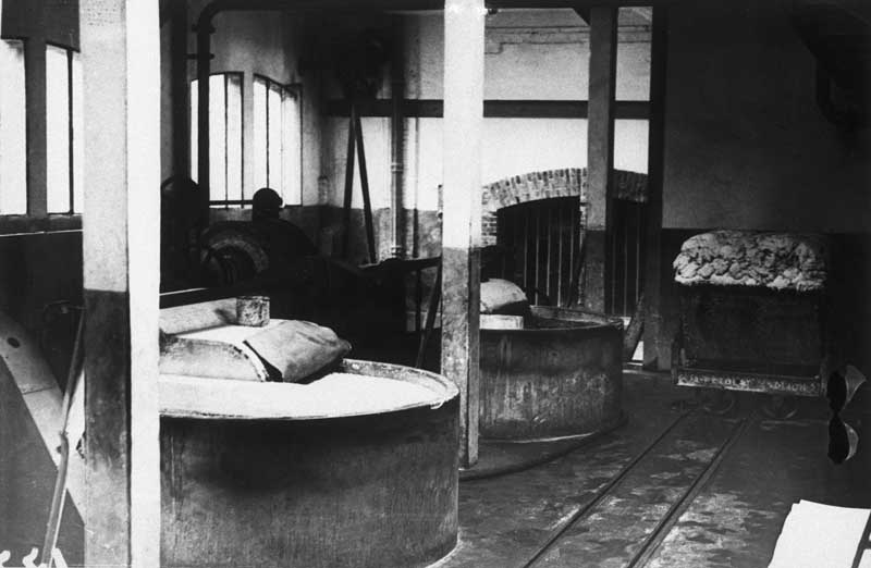 Vue d'un atelier de piles raffineuses.- Photographie ancienne. (Collection particulière).