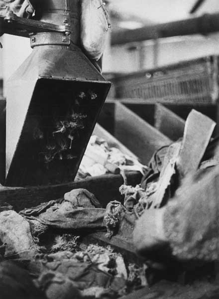 Les poussières et filoches sont aspirées violemment à travers la canalisation.- Photographie ancienne. (Collection particulière).