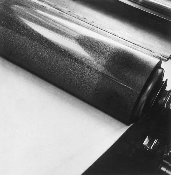 La feuille passe pour être essorée sur une presse cylindrique en marbre poli.- Photographie ancienne. (Collection particulière).