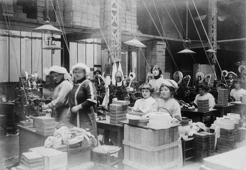 Vue intérieure d'un atelier.- Photographie ancienne. (Collection particulière).