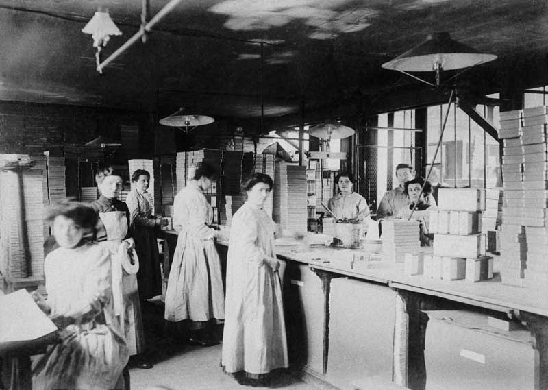 Vue intérieure d'un atelier d'empaquetage.- Photographie ancienne. (Collection particulière).