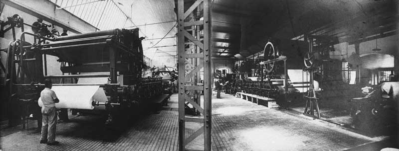 Vue intérieure d'un atelier.- Photographie ancienne. (Collection particulière).
