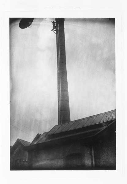 Cheminée d'usine. Montage du paratonnerre.- Photographie ancienne, 1925. (Collection particulière).