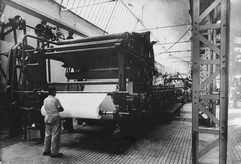 Vue intérieure d'un atelier, détail : machine à papier.- Photographie ancienne. (Collection particulière).