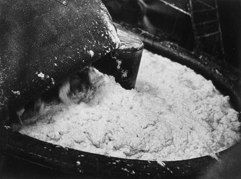 La pâte après 10 heures de travail devient onctueuse et féasse.- Photographie ancienne. (Collection particulière).