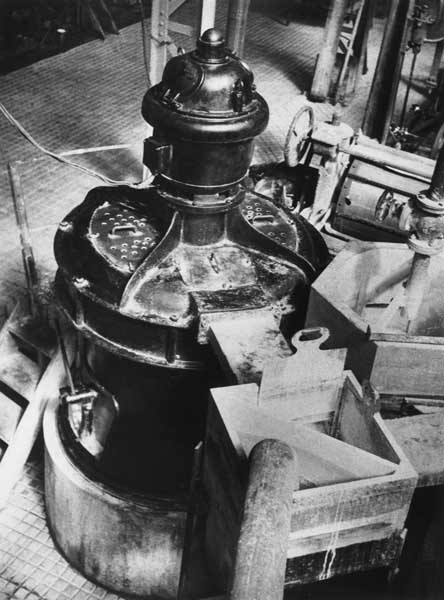 Epurateur centrifugeur de pâte, en tête de machine à papier.- Photographie ancienne. (Collection particulière).