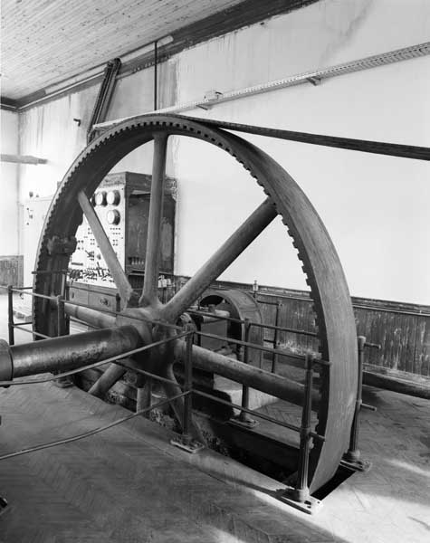 Volant d'inertie et d'entraînement.