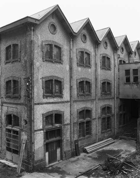 Atelier de fabrication (2). Au rez-de-chaussée, les machines à papier ; au 1er étage, les filigraneuses ; au 2éme étage, les bobineuses, vue prise de l'est.