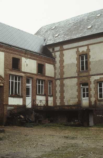 Bureau et logement d'ouvriers. Vue prise du sud est.