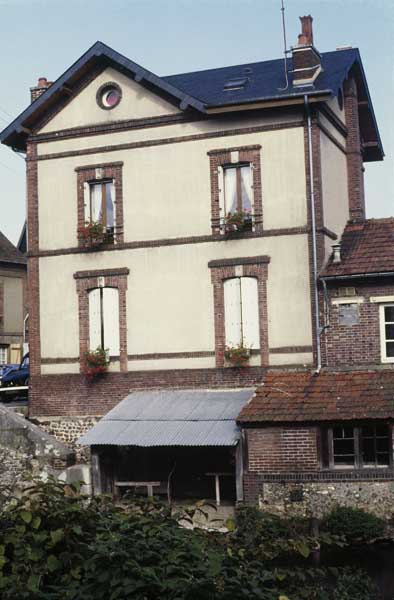 Logement. Vue prise de l'ouest.