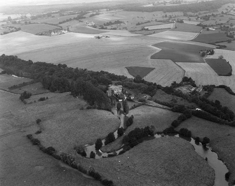 Vue aérienne prise du sud-ouest.