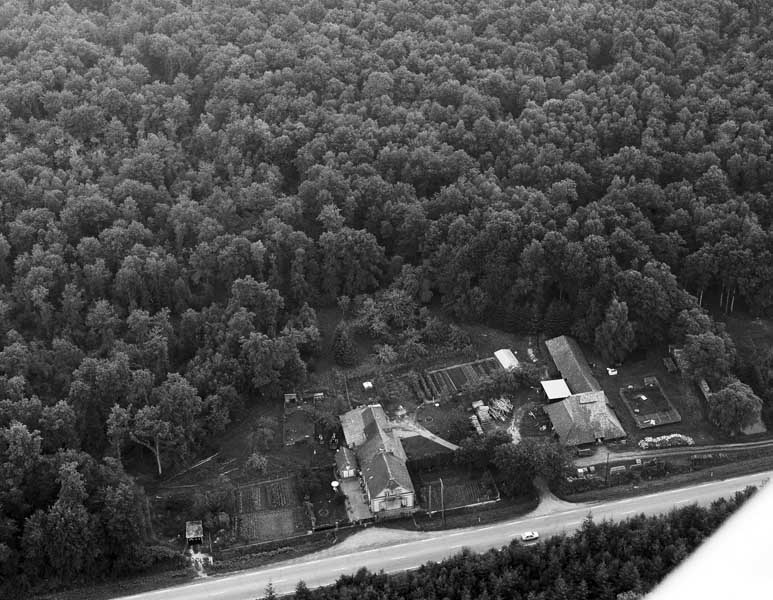 Vue aérienne : logement patronal et atelier de fabrication (1). Vue prise du nord-ouest.