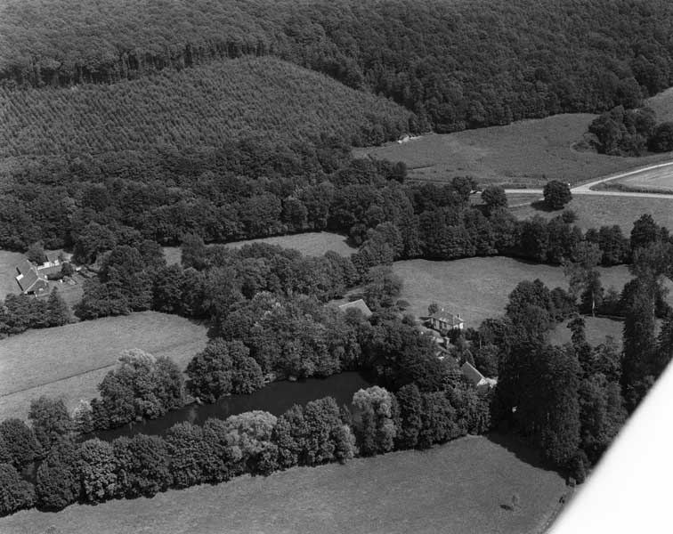 Saint-Victor-de-Réno, la Forge, affinerie et moulin à papier : vue aérienne prise du sud.