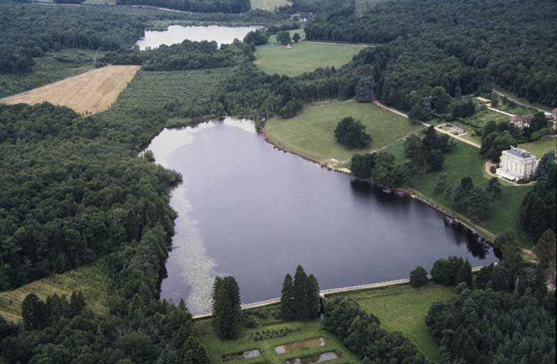 Vue aérienne de situation prise de l'est.