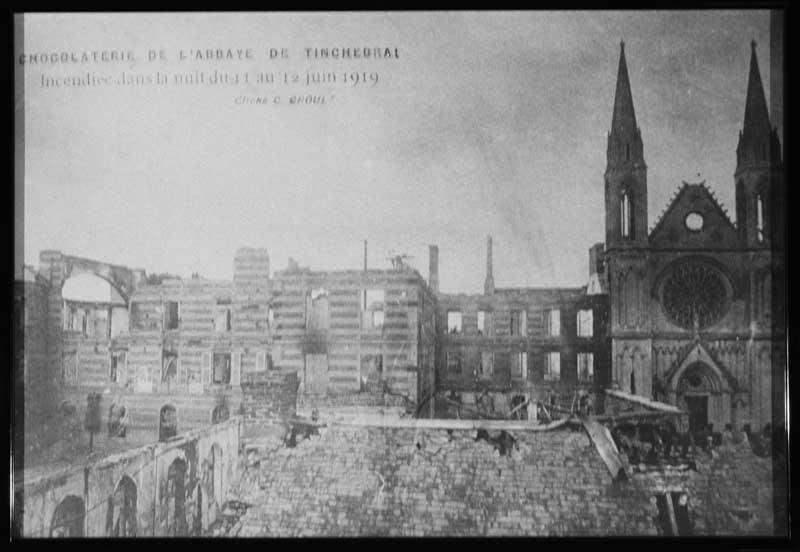 Chocolaterie de l'abbaye de Tinchebrai, incendiée dans la nuit du 11 au 12 juin 1919.- Photographie ancienne, Groult, 1919. (Collection particulière).