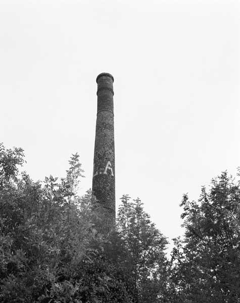 Cheminée d'usine. Vue prise du sud ouest.