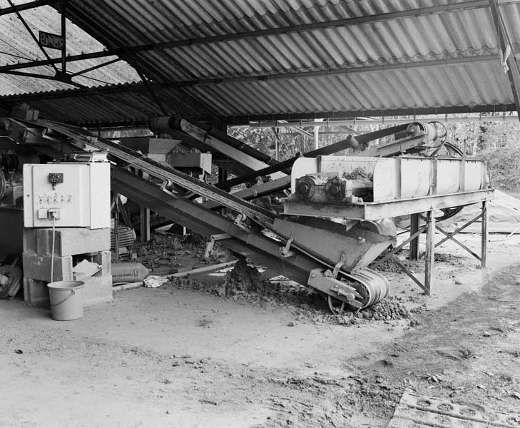 Hangar, broyeur mélangeur.