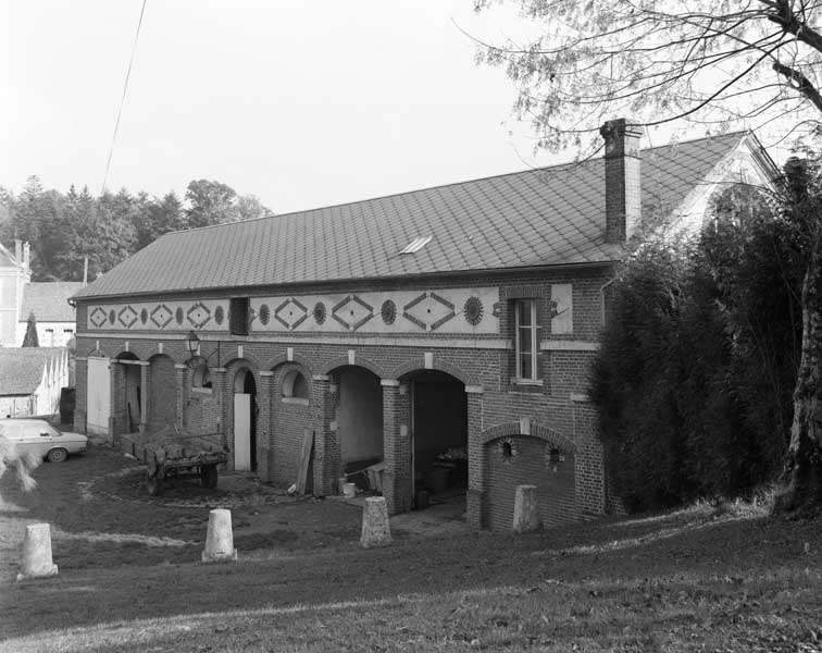 Remise située sur la commune d'Autheuil, vue prise du sud ouest.