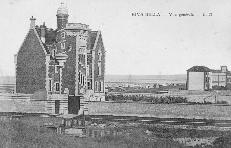 RIVA-BELLA - Vue générale [villa au bord de mer au 48 avenue Winston Churchill, cabines de bain].- Carte postale, L. D., début 20e siècle.