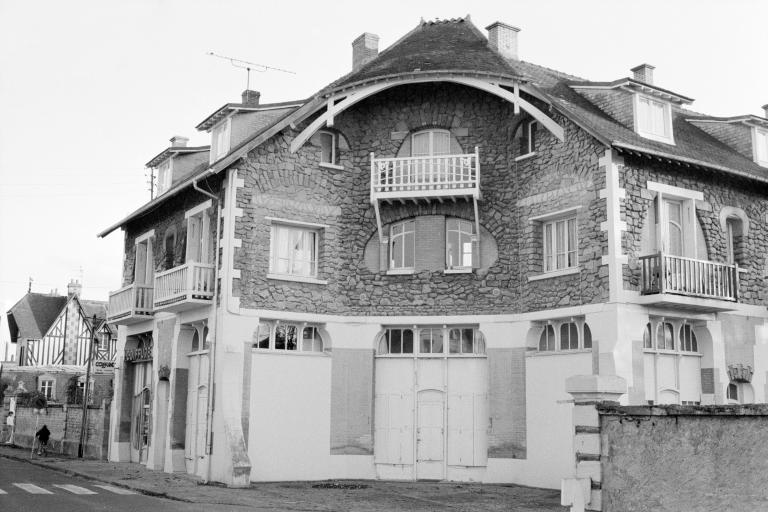 Elévation sur rue. ; immeuble dit la Sapinière.