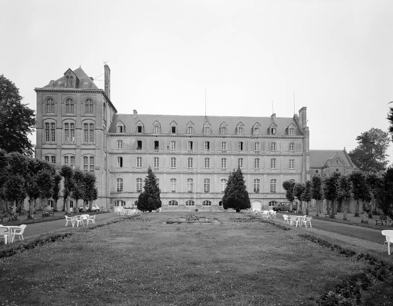 Aile sud vue du portail principal.