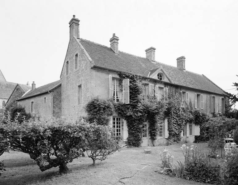 Logis, façade sur jardin.