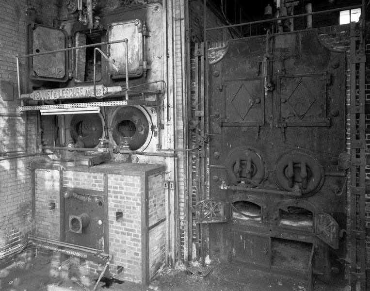 Intérieur de la chaufferie : chaudières.