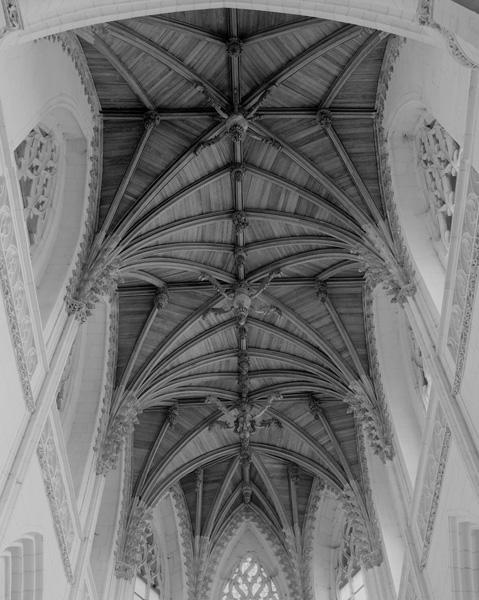 Vue intérieure du choeur, lambris de recouvrement.