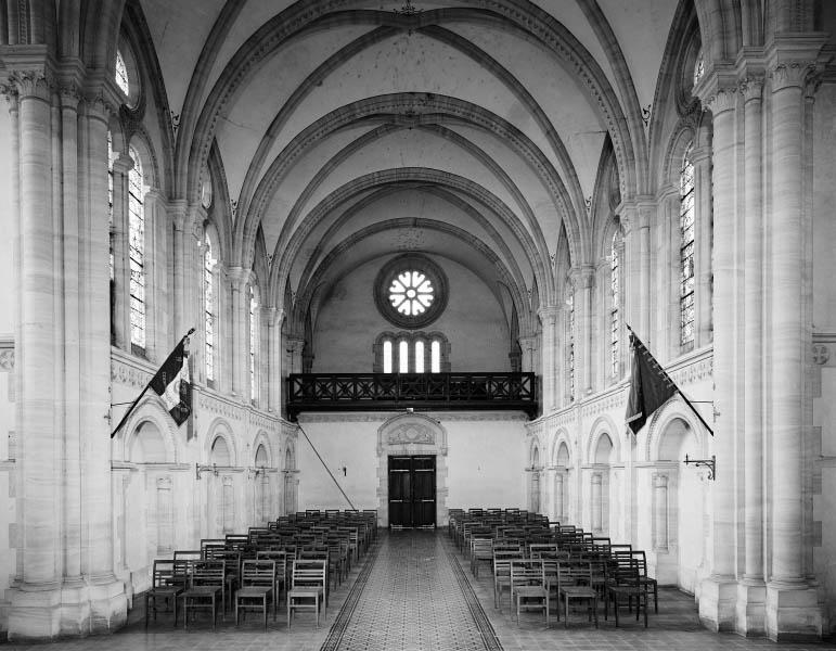 Chapelle, vue intérieure vers la tribune ouest.