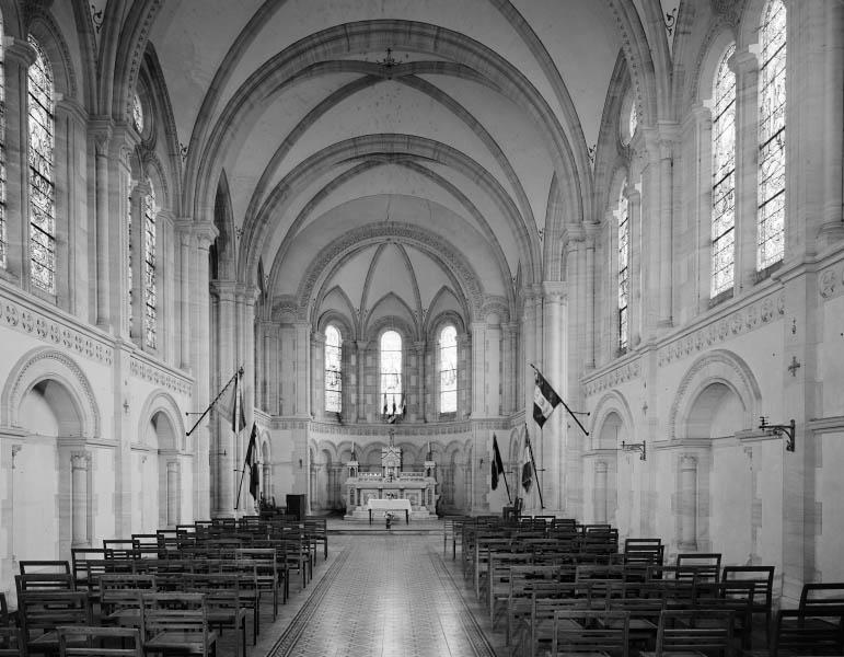 Chapelle, vue intérieure vers le choeur.