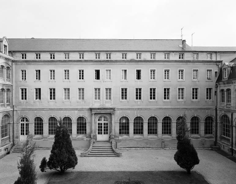 Aile nord, façade sur la cour d'honneur.