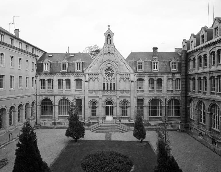 Aile est et chapelle, façade sur la cour d'honneur.