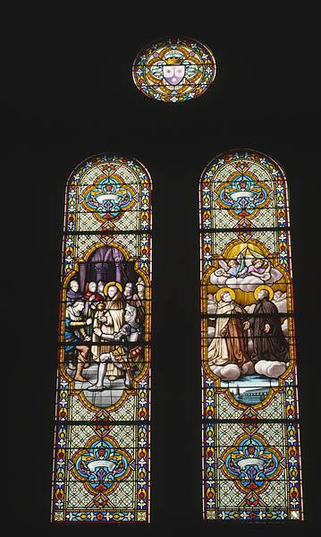 Ensemble de 16 verrières figurées : Léon XIII, Monseigneur Hugonin, Monseigneur Amette, Apparition du Sacré-Coeur à sainte Marguerite-Marie Alacocque, Apparition du Coeur Sacré de Marie à saint Jean-Eudes, saint Jean Soreth, Pierre Berthelot, Apothéose de saint Louis de Gonzague, Assomption, Apparition de la Vierge à saint Dominique de Guzman, Mariage de la Vierge, Fuite en Egypte, Saint Stanislas Kostka recevant la communion de la main d'un ange, Transverbération du coeur de sainte Thérèse d'Avila, Vie du Christ