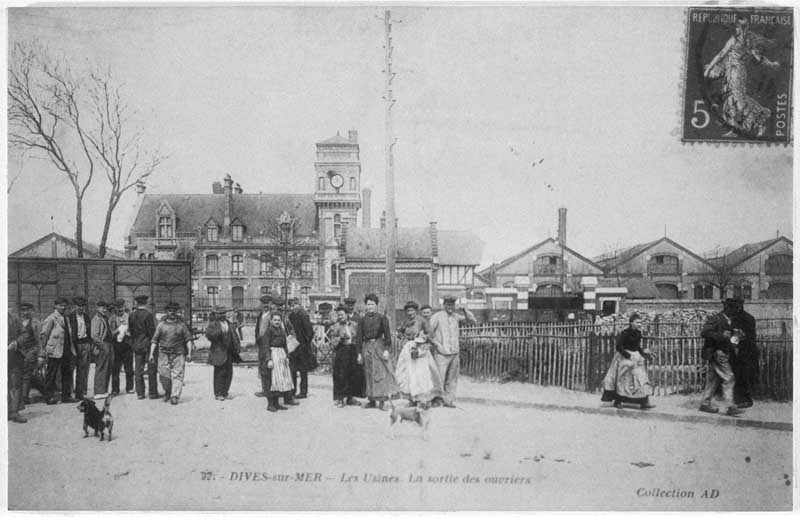 22. Dives-sur-mer - Les usines. La sortie des ouvriers.- Carte postale, coll. A. D., s.d., début 20e siècle. (Collection particulière).