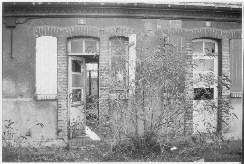 Logements d'ouvriers, détail. Cité Ste-Cécile.- Photographie ancienne, plaque de verre. (Collection particulière).