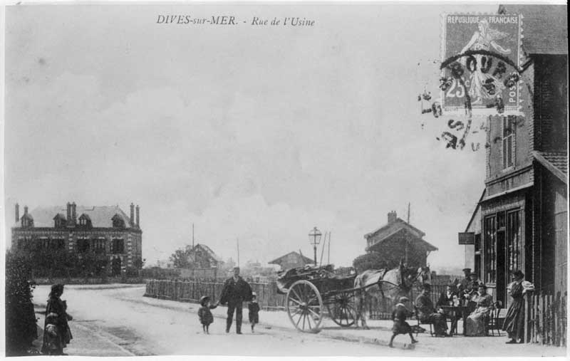 Dives-sur-Mer - Rue de l'Usine.- Carte postale, s.d., début 20e siècle. (Collection particulière).