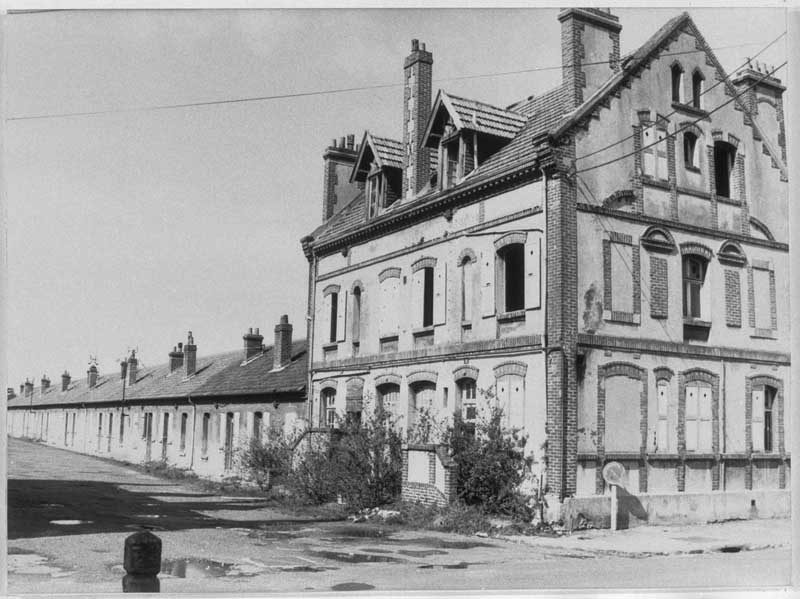 Logements d'ouvriers. Cité Sainte-Cécile.- Photographie ancienne, plaque de verre. (Collection particulière).