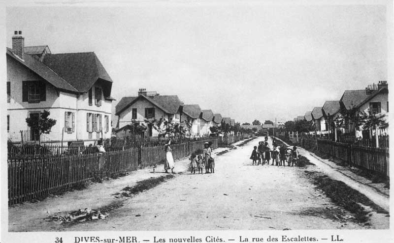 34. Dives-sur-Mer - Les Nouvelles cités. La rue des Escalettes.- Carte postale, éd. LL., s.d., début 20e siècle. (Collection particulière).