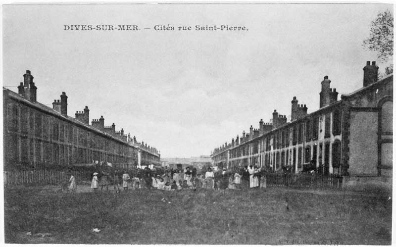 Dives-sur-mer - Cités rue Saint-Pierre.- Carte postale, s.d., début 20e siècle. (Collection particulière).