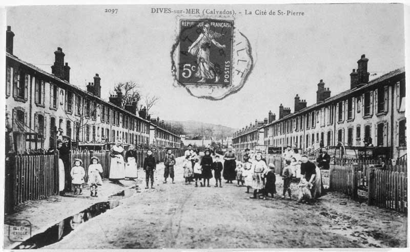 2097. Dives-sur-mer (Calvados). La Cité de Saint-Pierre.- Carte postale, EP, s.d., début 20e siècle. (Collection particulière).