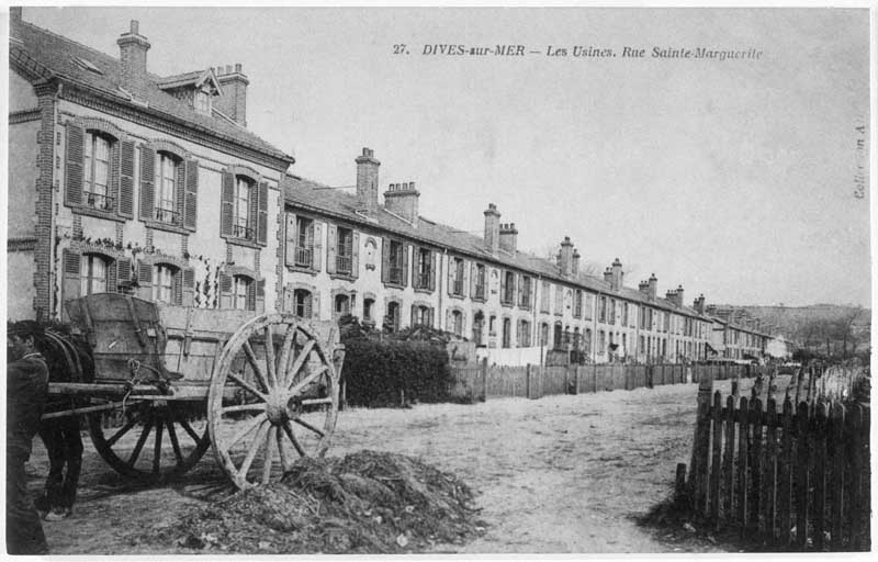 27. Dives-sur-mer - Les usines. Rue Sainte-Marguerite.- Carte postale, début 20e siècle. (Collection particulière).