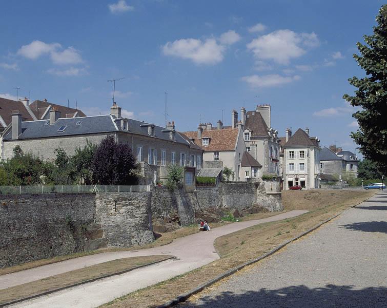 Front sud est de l'enceinte, tour 7 et 8.