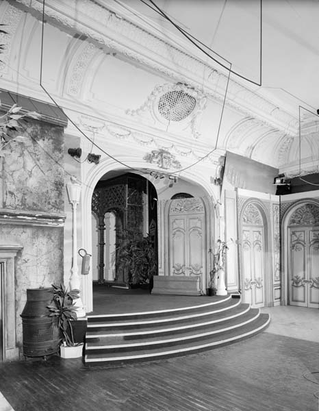 'La salle de jeu occidentale, vue de l''ouverture sur le salon ovale. Prise de vue antérieure à la campagne de restauration de 1994. [3e casino].'