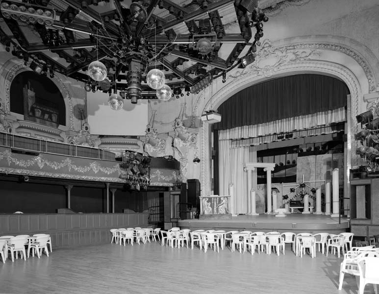 'Le théâtre, vue d''ensemble de l''ouverture de scène. Prise de vue antérieure à la campagne de restauration de 1994. [3e casino].'