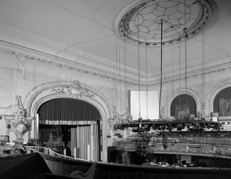 'Le théâtre, vue d''ensemble prise du balcon. Prise de vue antérieure à la campagne de restauration de 1994. [3e casino].'